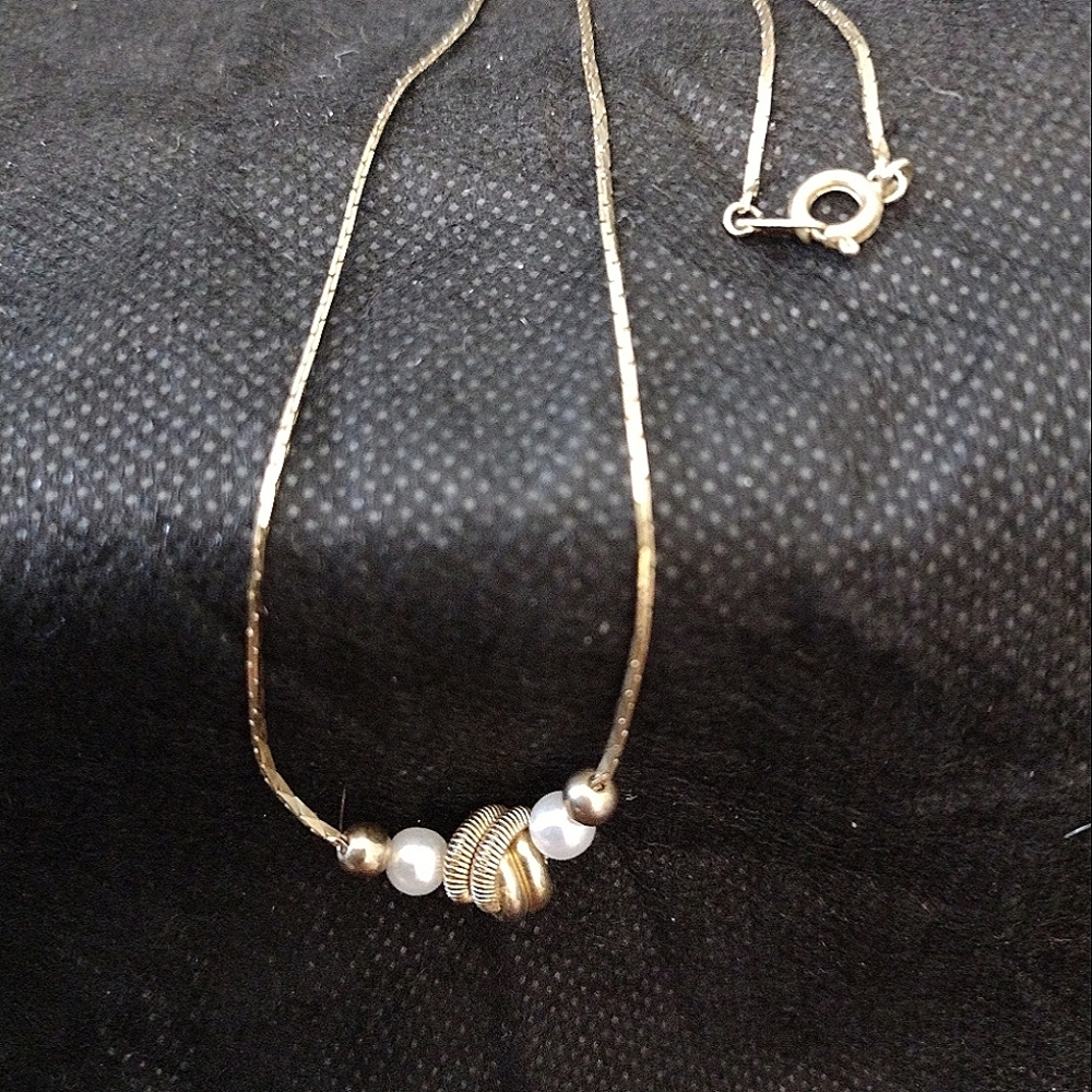 Dainty gold necklace